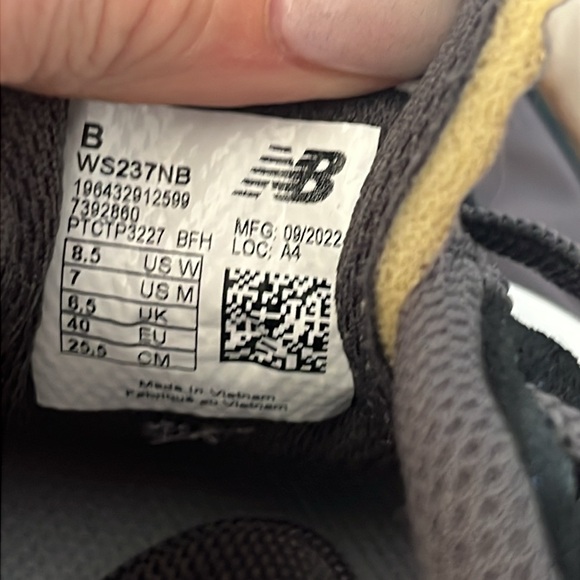 New Balance Black and Gray Athletic Shoes - Picture 16 of 16